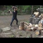 【動画】大自然の中で薪割りトレーニング
